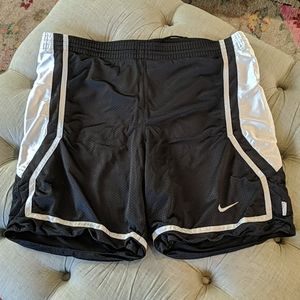 🌞 Nike black & white basketball shorts L